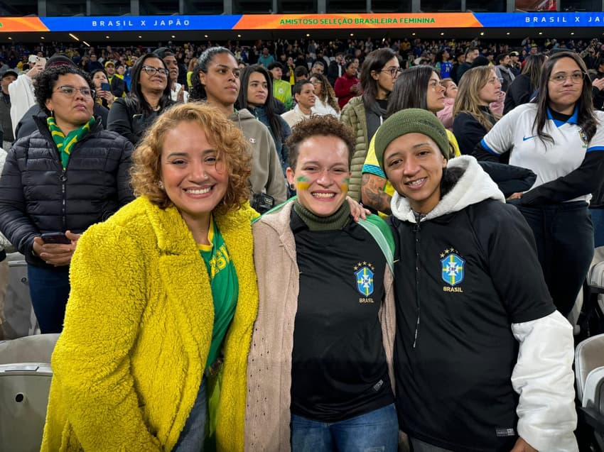 Thaís, Diana e Daniela acompanham jogo da Seleção feminina na Neo Química Arena. (Foto: Giselly Corrêa/Lance!)