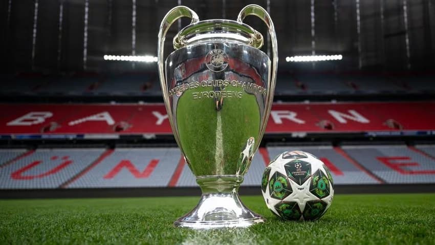 Troféu e bola da final da Champions League de 2024/25