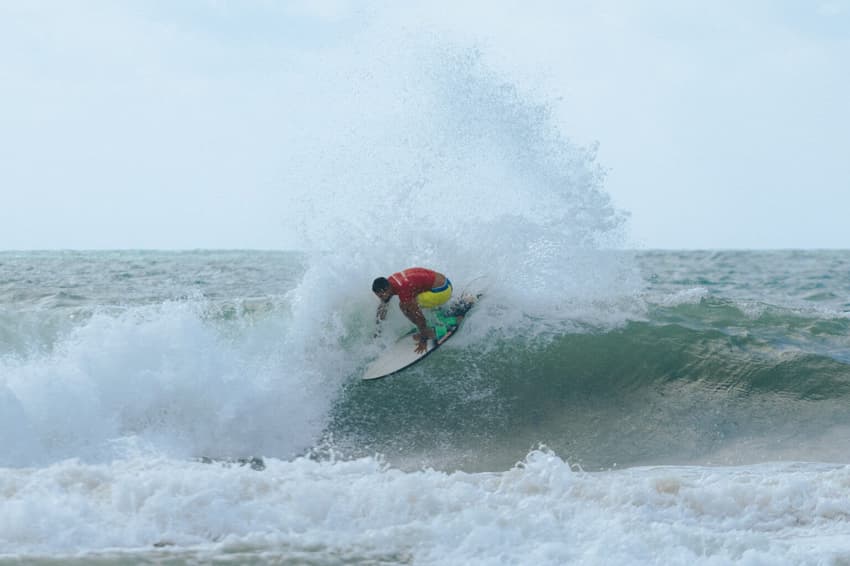 Michael Rodrigues apresentou bons combos de manobras na bateria de estreia do surfe Foto: Pedro Pereira / CBSurf.