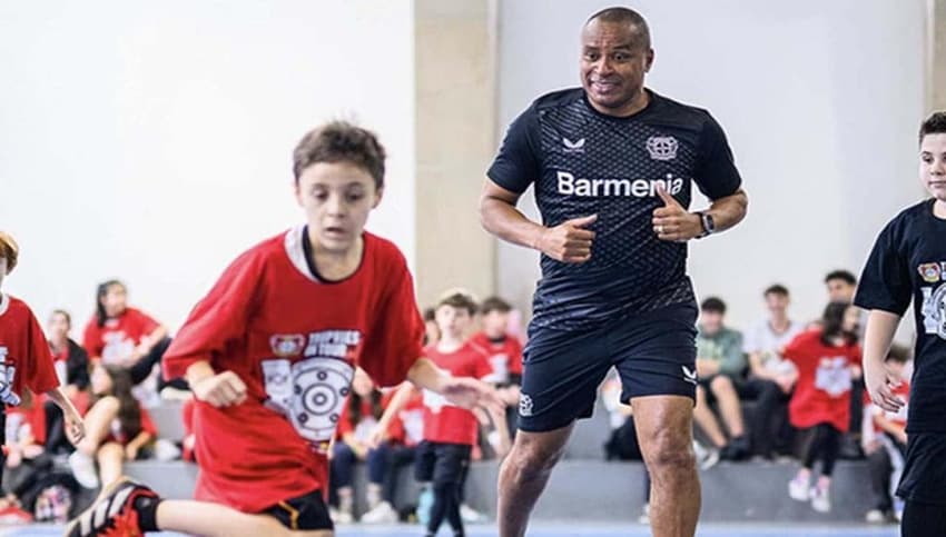 Paulo Sérgio e Simon no projeto do Bayer Leverkusen no Brasil (Divulgação: Bayer 04 Leverkusen Brasil)