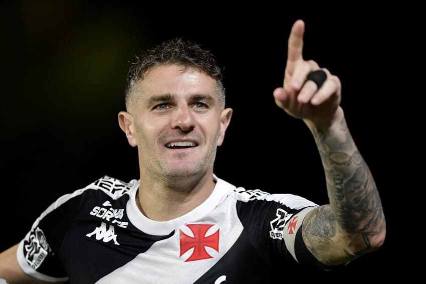Vegetti comemora seu gol no jogo do Vasco contra o Fortaleza