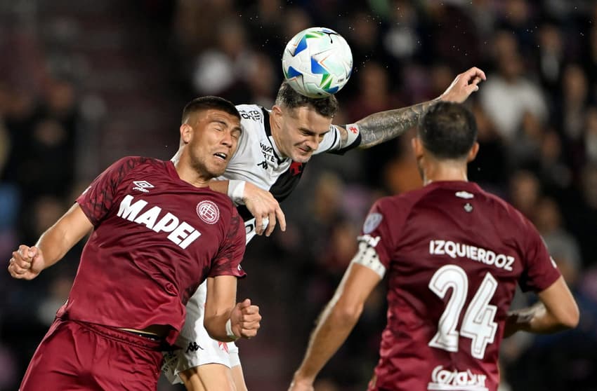 Vegetti em ação no jogo do Vasco contra o Lanús na Argentina pela Sul-Americana