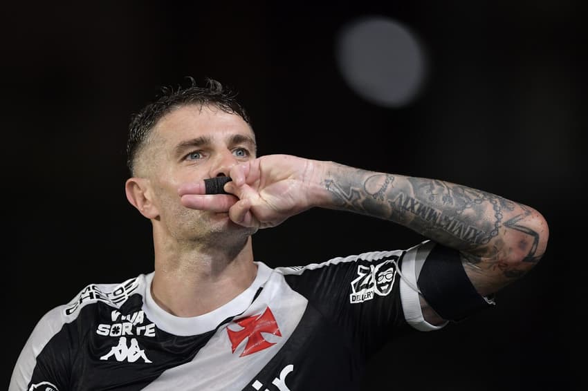 Vegetti comemora gol no jogo do Vasco contra o Fortaleza, na estreia de Diniz em São Januário