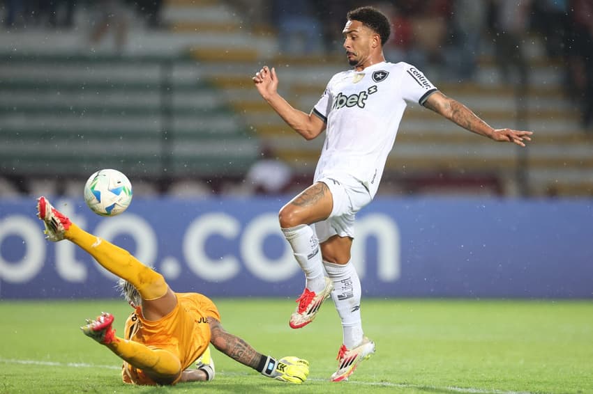 Vitinho aproveita rebote do goleiro e abre o marcador para o Botafogo diante do Carabobo