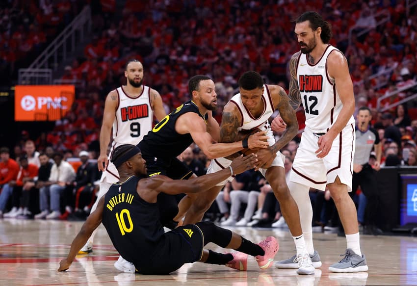 Jogadores disputam a bola em jogo entre Warriors e Rockets pelos playoffs da NBA 2024/25 (Foto: Tim Warner/Getty Images/AFP)