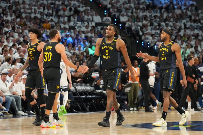 Antes de lesão de Curry, jogadores do Warriors se cumprimento durante jogo contra Timberwolves pelos playoffs da NBA (Foto: Jesse D. Garrabrant/NBAE via Getty Images/AFP)