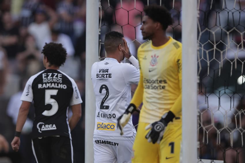 Zé Ivaldo, do Santos, lamenta gol perdido no clássico contra o Corinthians no Brasileirão