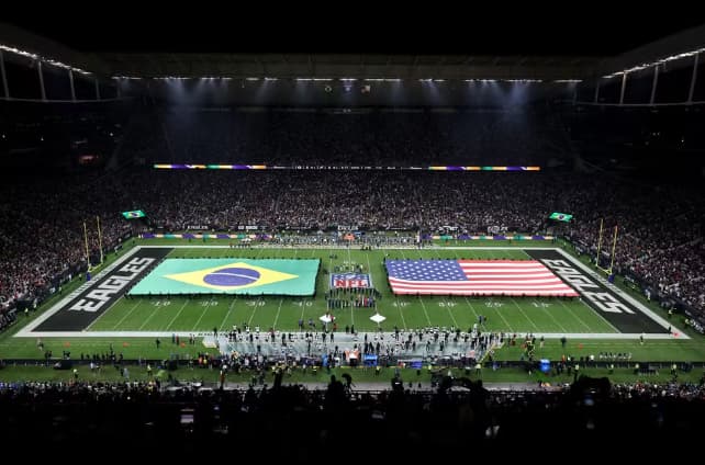 bandeiras do Brasil e estados unidos esticadas na Arena Corinthians, em São Paulo