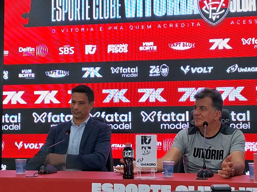 Gustavo Vieira e Fábio Mota durante apresentação do dirigente do Vitória Foto: Rafael Carmo / Lance!