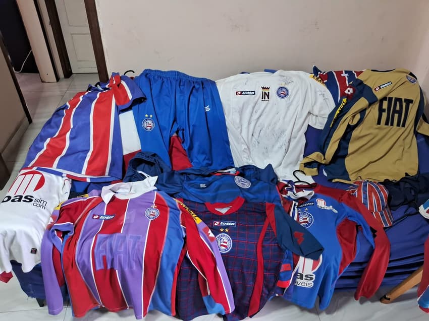 Acervo de camisas do Bahia ostentado por Binha Foto: Rafael Carmo / Lance!