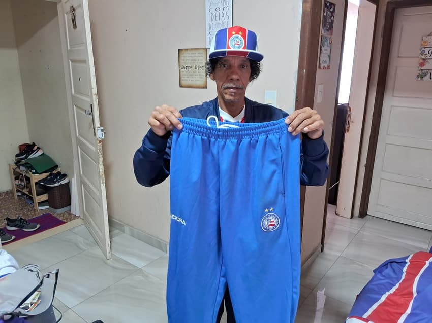 Binha exibe peças raras do Bahia que tem no guarda-roupa Foto: Rafael Carmo / Lance!