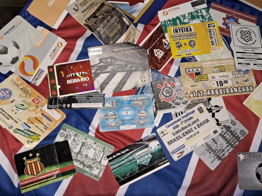 Binha tem centenas de ingressos dos jogos em que acompanhou o Bahia Foto: Rafael Carmo / Lance!