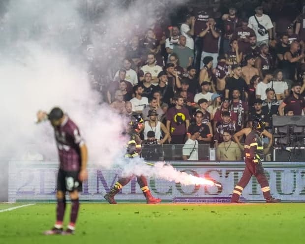 Protesto da torcida da Salernitana, onde arremessaram sinalizadores em campo, no jogo contra o Sampdoria. (Foto: Giuseppe Maffia/AFP)