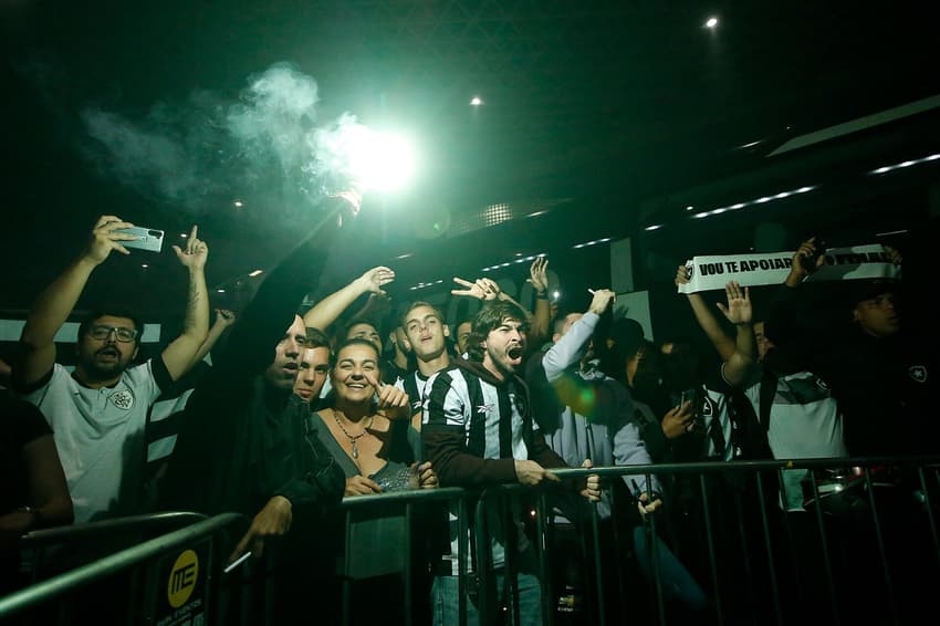 Festa da torcida do Botafogo no Aeroporto do Galeão (Foto: Vítor Silva/Botafogo)