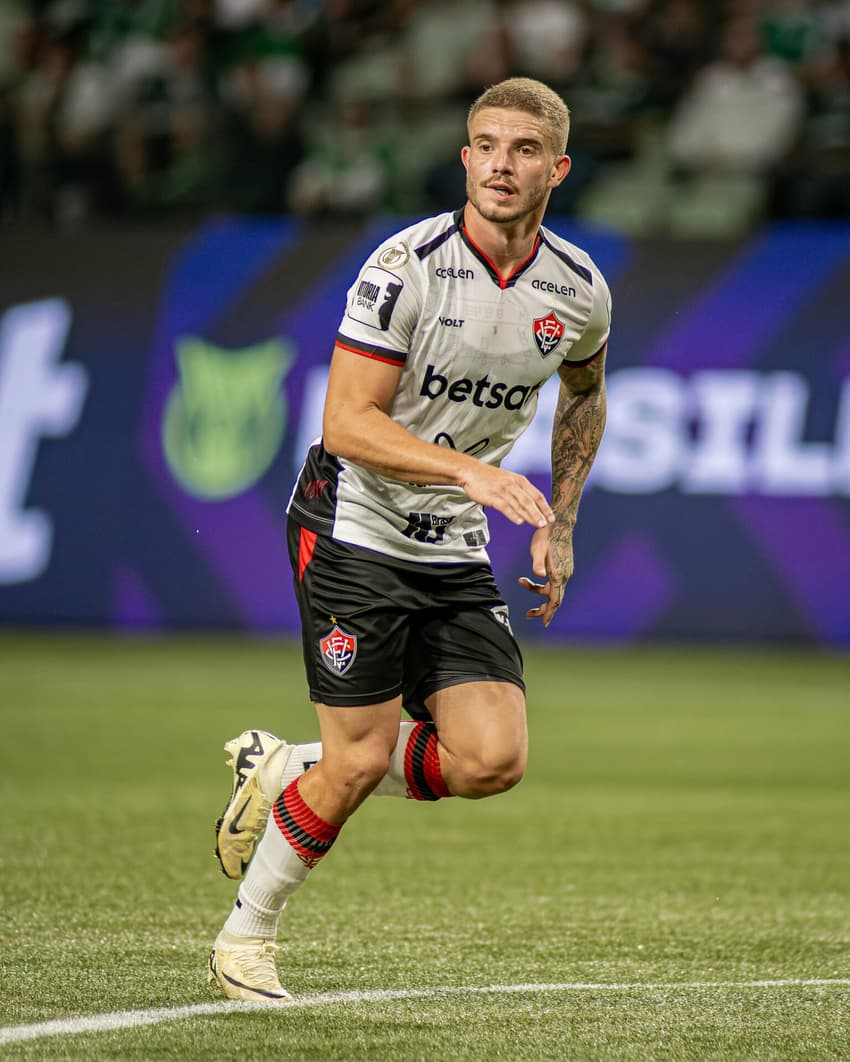 Léo Naldi em ação contra o Palmeiras, pelo Brasileirão (Foto: Victor Ferreira / EC Vitória)