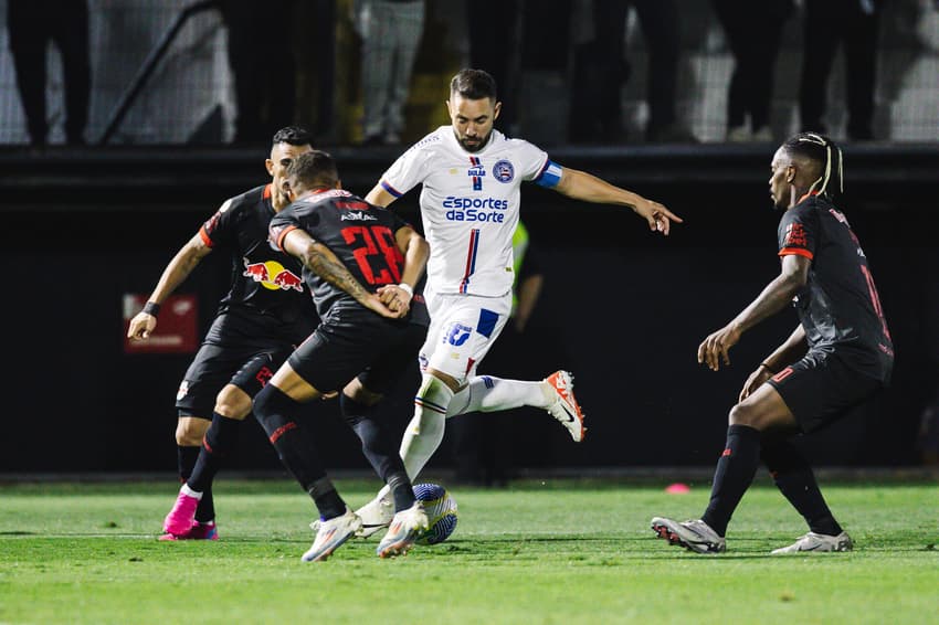 Everton Ribeiro encara jogadores do Bragantino (Foto: Letícia Martins / EC Bahia)