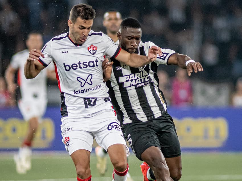 Raúl Cáceres em Vitória x Botafogo (Foto: Victor Ferreira / EC Vitória)