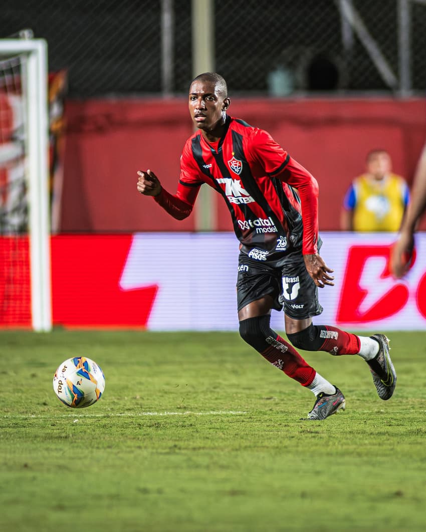 Kauan em ação contra o Jacobina pelo Campeonato Baiano, seu primeiro jogo como profissional do Vitória Foto: Victor Ferreira / EC Vitória