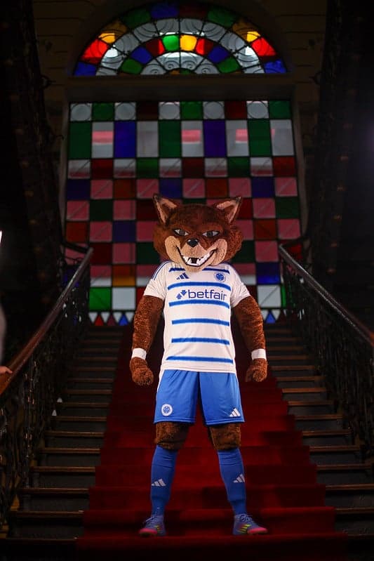 Raposão com a camisa branca do Cruzeiro versão 2025 (Foto: Divulgação Cruzeiro)