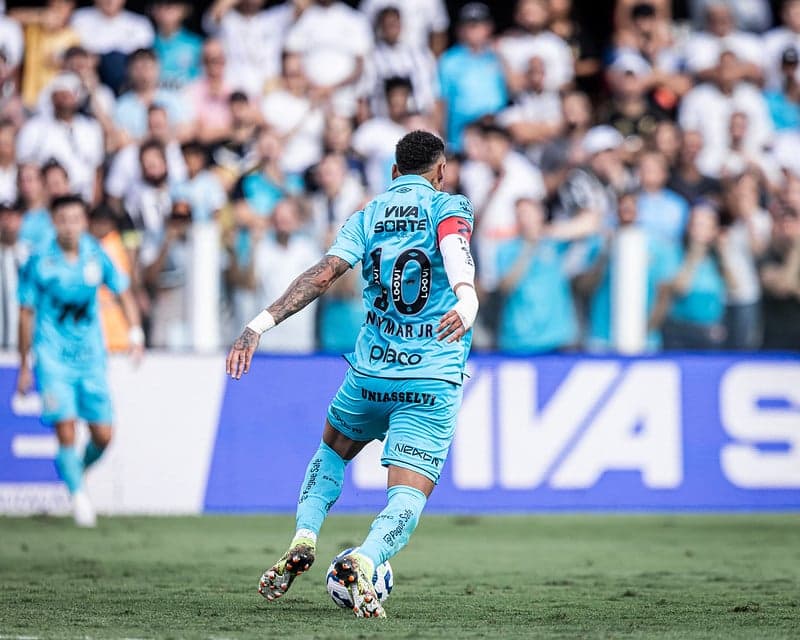 Neymar com o uniforme azul-turquesa