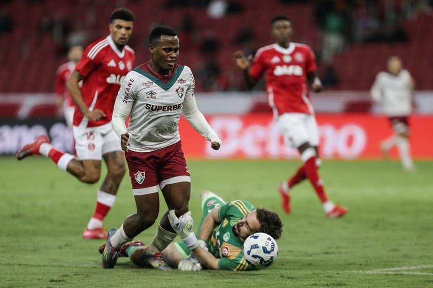 Anthoni, do Internacional. e Jhon Arias, do Fluminense