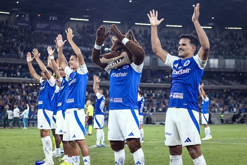 Lateral esquerdo Kaiki, do Cruzeiro, comemora vitória sobre o Palmeiras