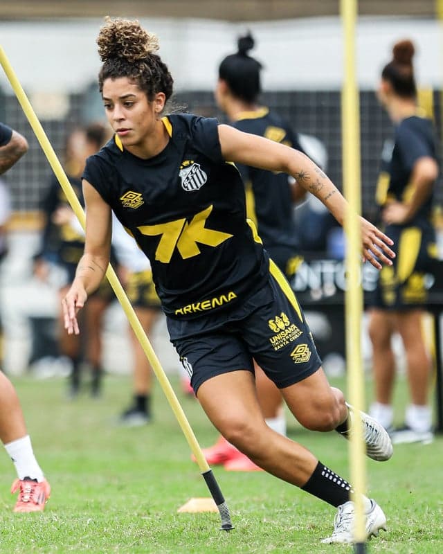 Leandra chegou ao Santos nesta temporada e já assinou o primeiro contrato profissional com o clube. (Foto: Reinaldo Campos/ Santos FC)
