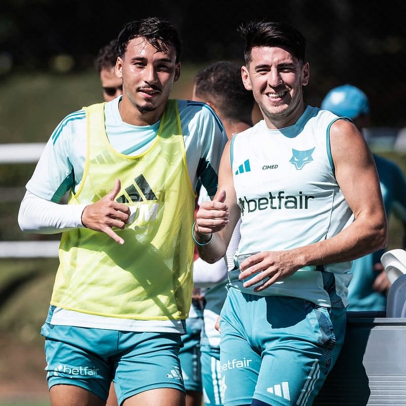 Volante Japa e zagueiro Villalba, do Cruzeiro, na Toca da Raposa (Foto: Gustavo Aleixo/Cruzeiro)