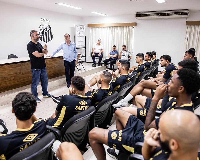 Anunciado pelo Santos na última quinta-feira (04), Alexandre Mattos conversa com o elenco ao lado do presidente Marcelo Teixeira. (Foto: Raul Baretta/ Santos FC)