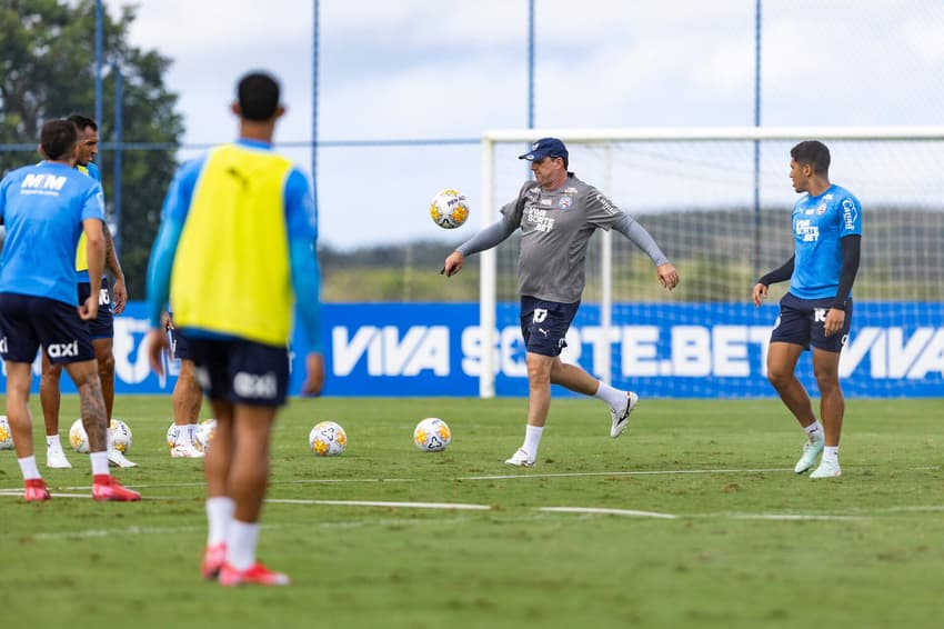 Rogério Ceni orienta jogadores em treino do Bahia (Foto: Rafael Rodrigues / EC Bahia)