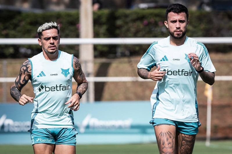 Lateral Fagner e meia Matheus Henrique em treino do Cruzeiro na Toca da Raposa (Foto: Gustavo Aleixo/Cruzeiro)