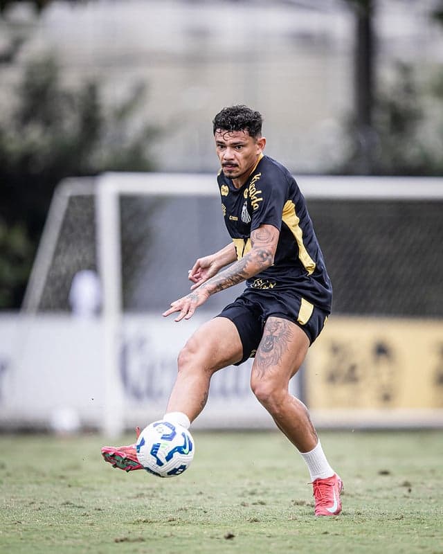 Tiquinho Soares marcou um dos gols da vitória do Santos diante da Portuguesa em jogo-treino, no CT Rei Pelé. (Foto: Raul Baretta/ Santos FC)