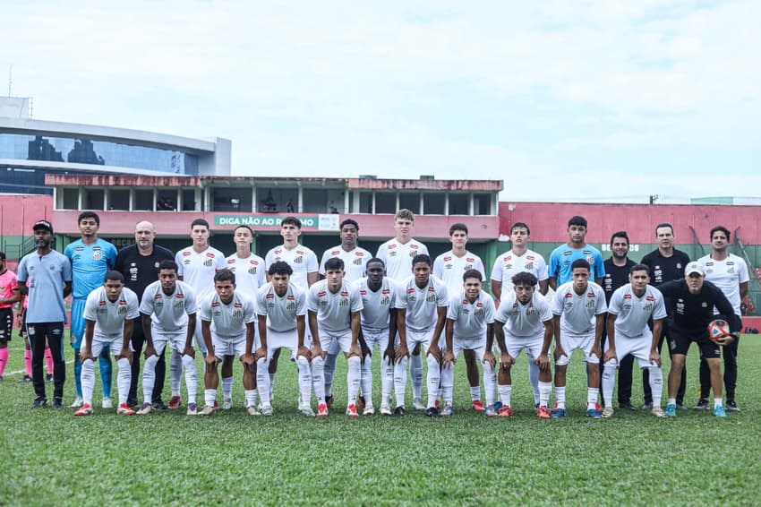 Equipe sub-17 do Santos também entra em campo (Foto: Reinaldo Campos/ Santos FC)