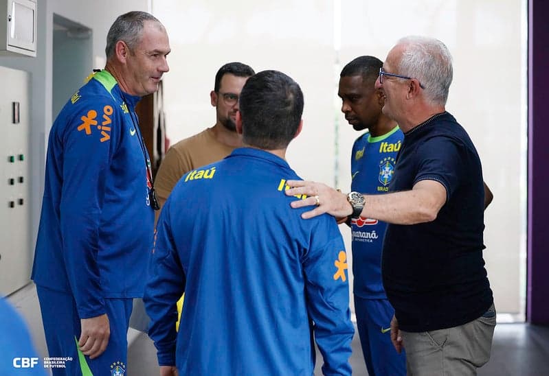 Dorival Jr. e o auxiliar Lucas Silvestre conversam com a comissão técnica da Seleção Brasileira. (Foto: Rafael Ribeiro/ CBF)