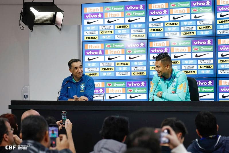 Casemiro em entrevista coletiva pela Seleção Brasileira, no CT Joaquim Grava, ao lado do Diretor de Comunicação da CBF, Fábio Seixas. (Foto: Rafael Ribeiro/ CBF)