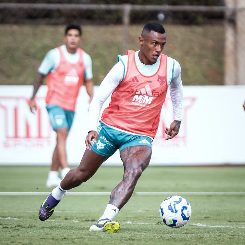 Atacante Marquinhos, do Cruzeiro, em treino na Toca da Raposa (Foto: Gustavo Aleixo/Cruzeiro)