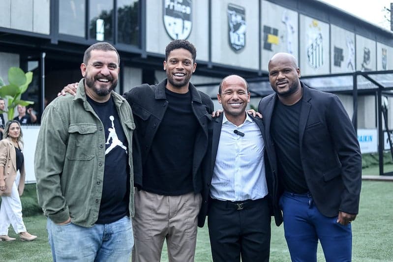 Léo Bastos participa de evento de inauguração das categorias de base e do feminino do Peixe com ex-jogadores do clube. (Foto: Reinaldo Campos/ Santos FC)