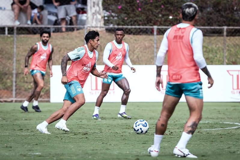 Volante Lucas Romero, do Cruzeiro, em treino na Toca da Raposa (Foto: Gustavo Aleixo/Cruzeiro)