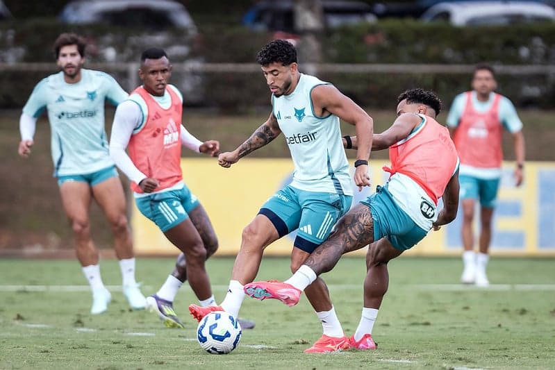 Lateral William em treino do Cruzeiro na Toca da Raposa (Foto: Gustavo Aleixo/Cruzeiro)
