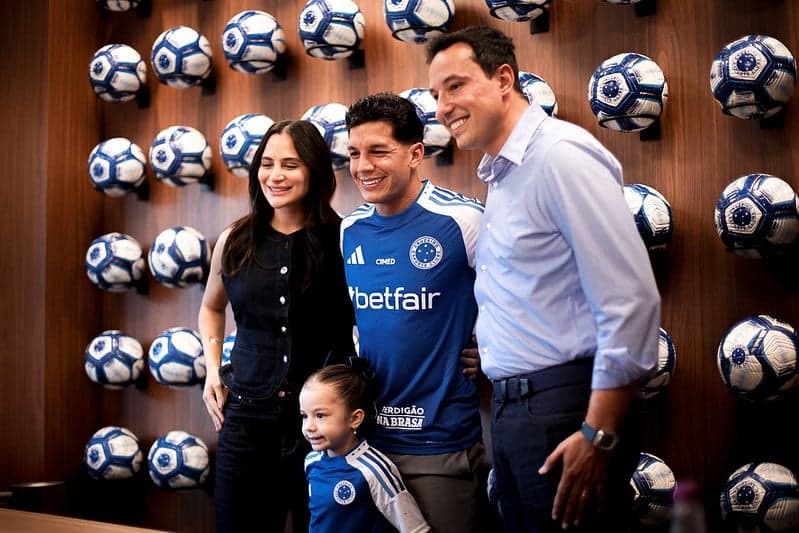 Volante Lucas Romero, do Cruzeiro, com esposa Lourdes Caceres e filha Rufina (Foto: Gustavo Martins/Cruzeiro)