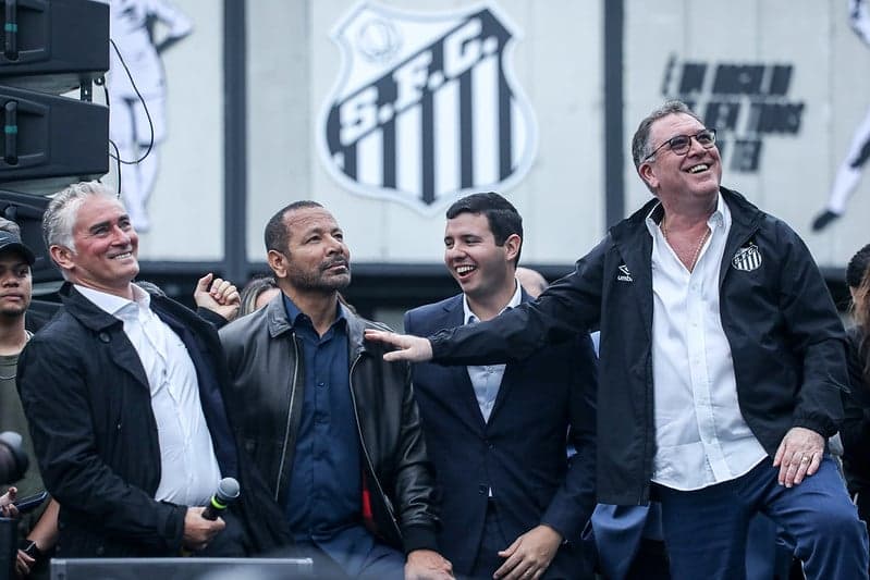 Pai de Neymar e Marcelo Teixeira durante inauguração do CT da base e do feminino do Santos. (Reinaldo Campos/ Santos FC)