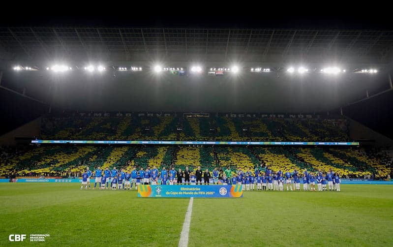 Torcida brasileira faz homenagem ao aniversário de 66 anos do técnico Carlo Ancelotti na Neo Química Arena. (Foto: Rafael Ribeiro/ CBF)