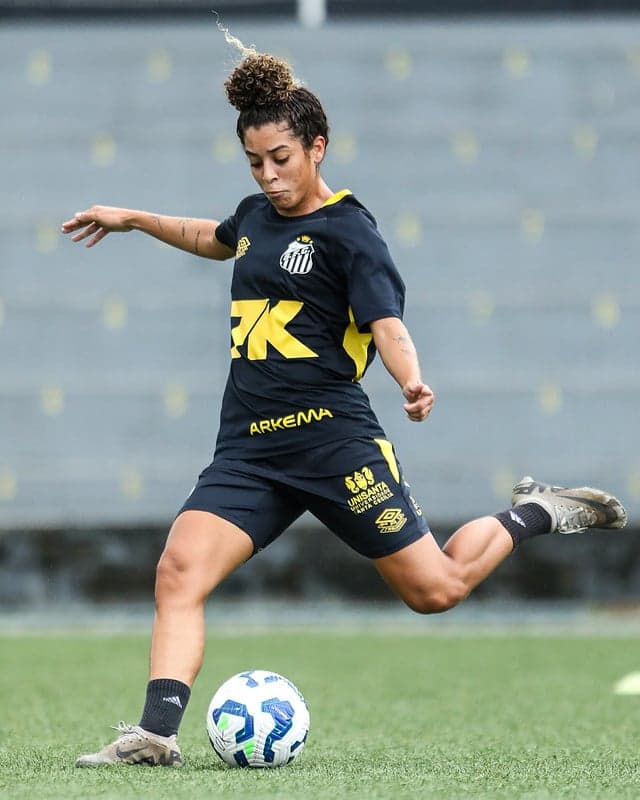 Leandra assinou o primeiro contrato profissional com as Sereias da Vila. (Foto: Reinaldo Campos/ Santos FC)