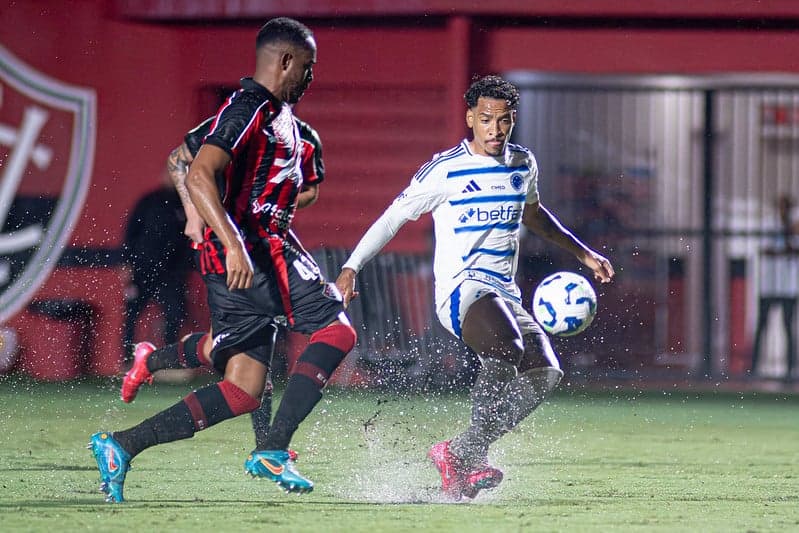Vitória e Cruzeiro jogaram debaixo de chuva no Barradão (Foto: Celo Gil/Cruzeiro)