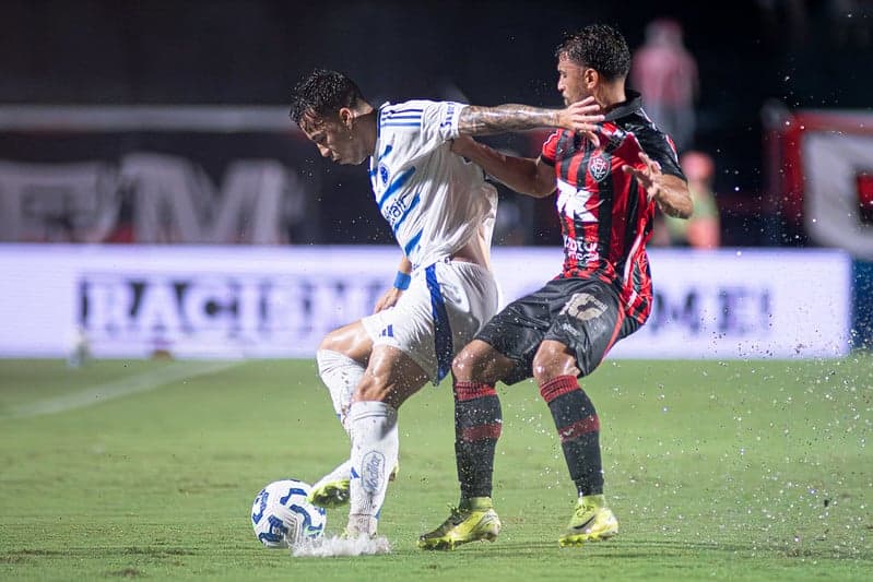 Vitória e Cruzeiro, de Kaio Jorge, jogaram debaixo de chuva no Barradão (Foto: Celo Gil/Cruzeiro)