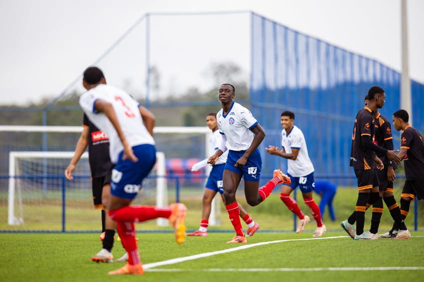 Jogadores do Bahia Sub-20 comemoram gol contra o SSA, pelo Campeonato Baiano (Foto: Letícia Martins / EC Bahia)