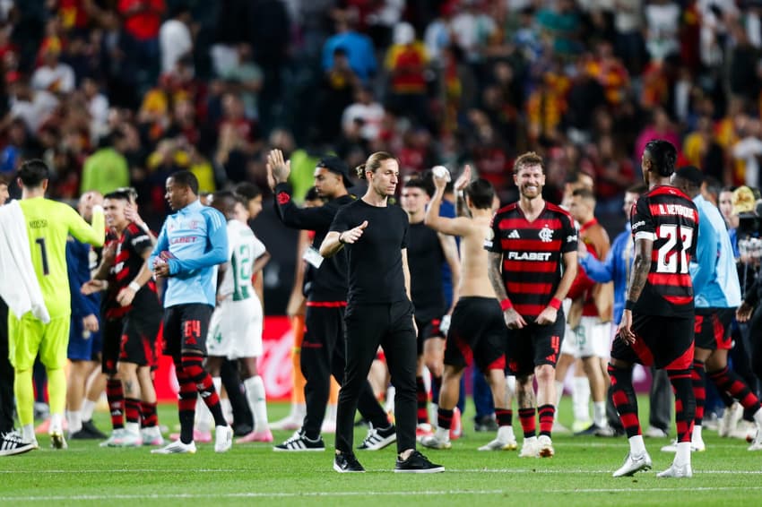 Filipe Luís cumprimenta jogadores do Flamengo após vitória contra o Espérance (Foto: Gilvan de Souza / Flamengo)