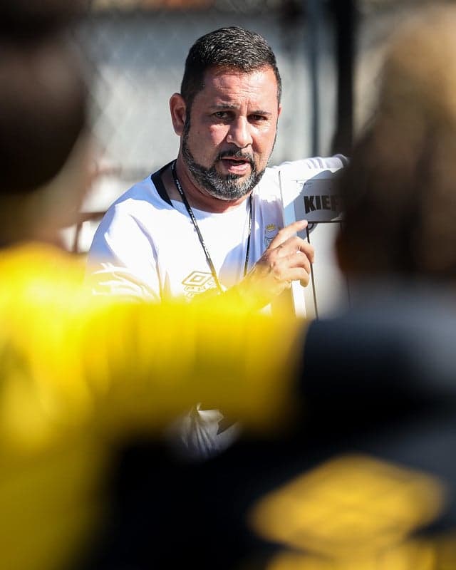 O técnico das Sereias da Vila, Caio Couto, comanda mais um treino visando as quartas de final do Campeonato Brasileiro A2. (Foto: Reinaldo Campos/ Santos FC)