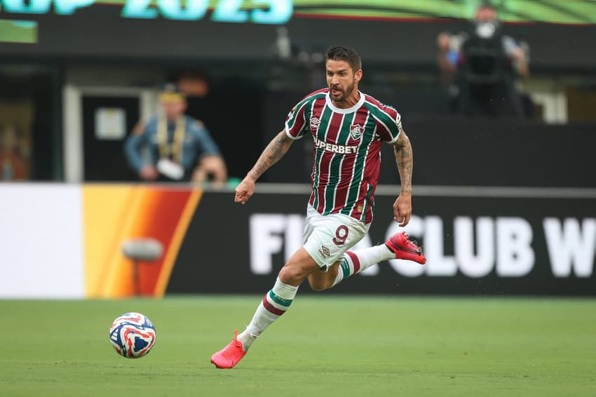 Everaldo perde boa chance para o Fluminense contra o Borussia (Foto: MARCELO GONÇALVES / FLUMINENSE F.C.)