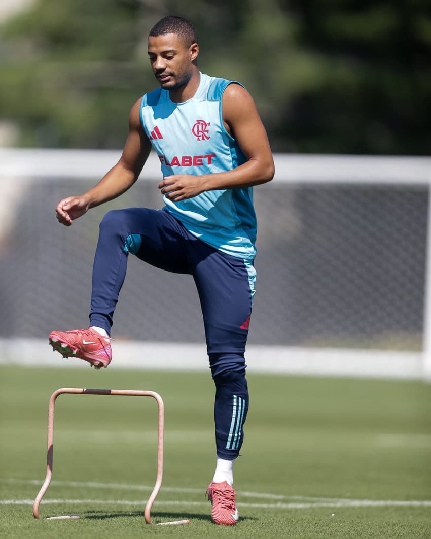 De La Cruz em atividades antes do jogo contra o Chelsea (Foto: Gilvan de Souza/Flamengo)